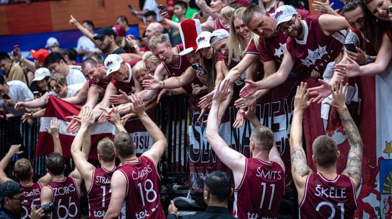 Latvijas basketbolisti un sestais spēlētājs. Foto: FIBA