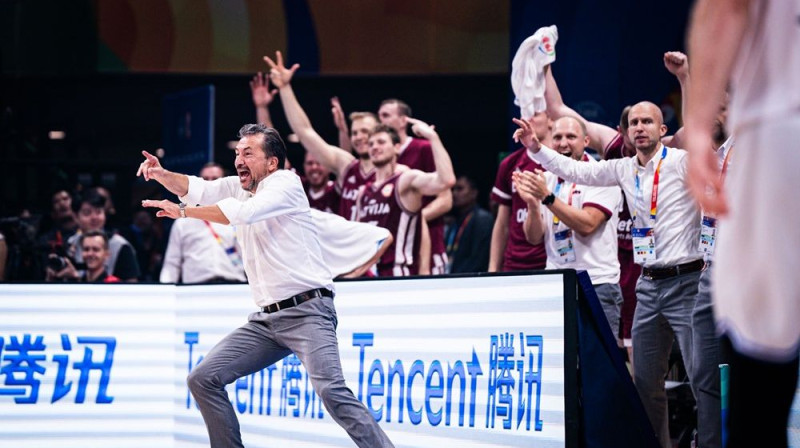 Luka Banki spēlē pret Itāliju. Foto: FIBA