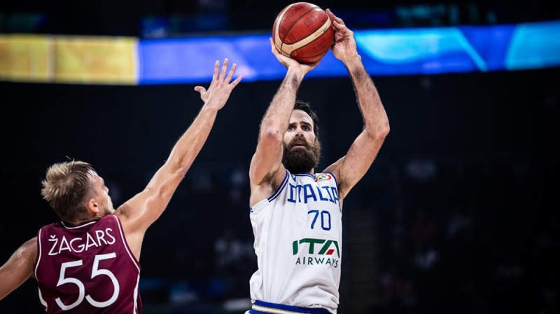 Luidži Datome pret Artūru Žagaru. Foto: FIBA