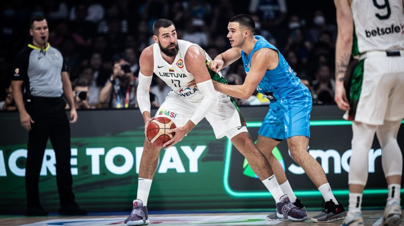 Jons Valančūns pret Bini Prepeliču. Foto: FIBA