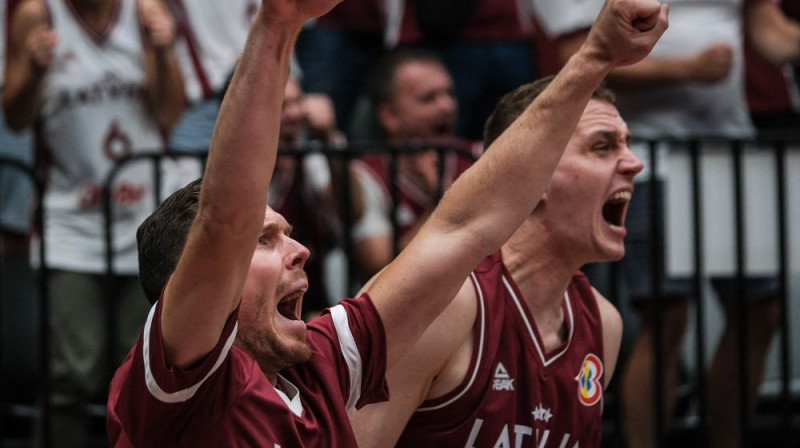 Dairis Bertāns un Andrejs Pasečņiks. Foto: AFP/Scanpix