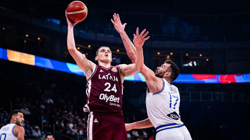 Andrejs Gražulis pret Džampaulo Riči. Foto: FIBA