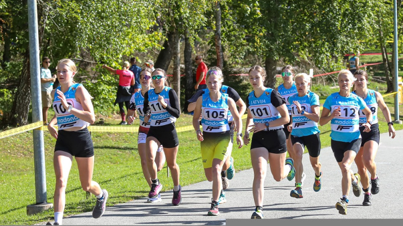 Starts sievietēm. Priekšplānā A.Šuminska, L.Kaparkalēja (Nr.105), J.Pence (Nr.110), L.Vīgante (Nr.101). Foto: Ski.lv