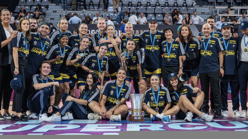 Kitija Laksa un "Fenerbahce" basketbolistes: SuperCup Women ieguvējas. Foto: Fenerbahce