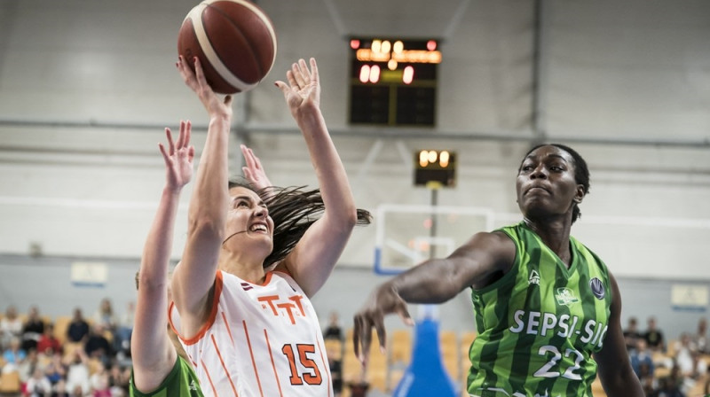 Ieva Pulvere un Eiropas čempione Betija Mununga 2023. gada 27. septembrī. Foto: EuroLeague Women