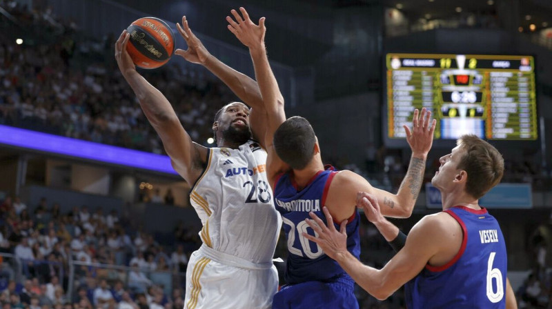 Madrides "Real" basketbolists Geršons Jabusele uzbrukumā "Barcelona" grozam. Foto: acb.com