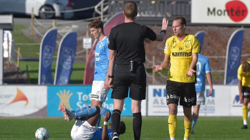 Eduards Emsis sarunā ar tiesnesi. Foto: Marius Mykleset/Raufoss Fotball