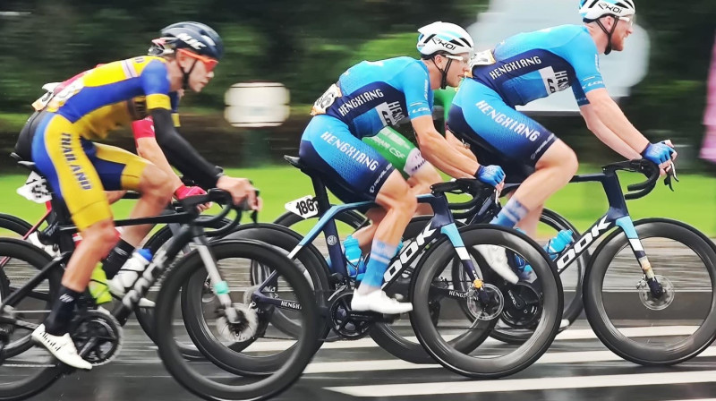 Andris Vosekalns (no kreisās) un finišu izved Māri Bogdanoviču

Foto: Hegxiang Cycling team