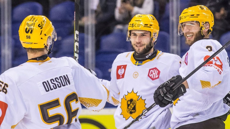 Mārtiņš Dzierkals (vidū). Foto: Champions Hockey League