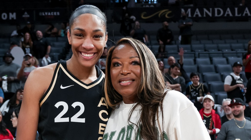 Eiža Vilsone un WNBA leģenda Sintija Kūpere-Daika (Cynthia Cooper). Foto: Las Vegas Aces