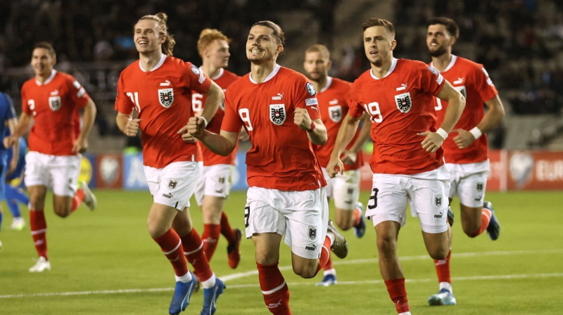 Marsels Zabicers (Nr. 9) un Austrijas valstsvienības futbolisti pēc vārtu guvuma. Foto: Aziz Karimov/Reuters/Scanpix