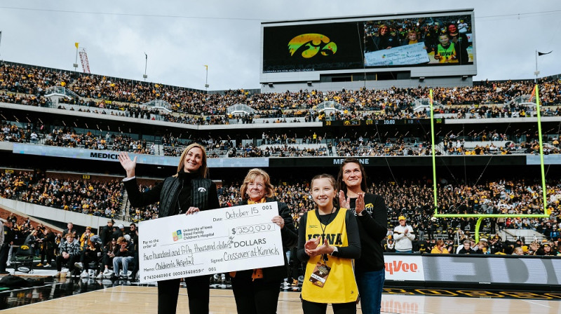 Spēles ienākumi tika ziedoti "University of Iowa Stead family" bērnu slimnīcai. Foto: Iowa