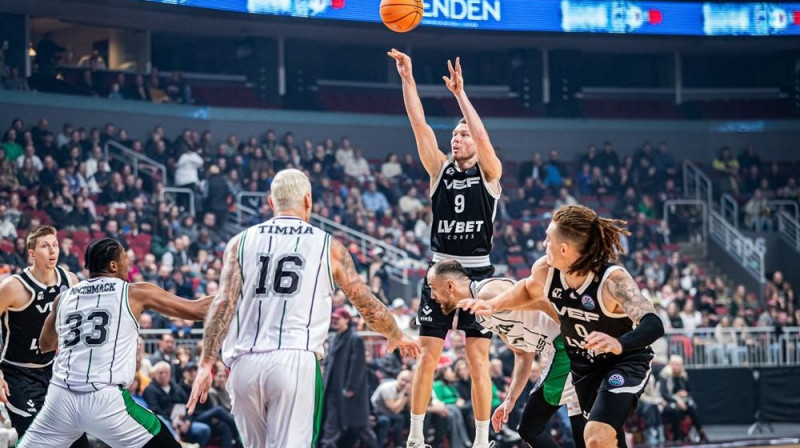 Dairis Bertāns spēlē pret ''Darussafaka''. Foto: FIBA Champions League