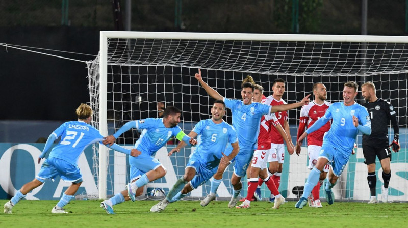 Sanmarīno valstsvienības futbolisti pēc vārtu guvuma pret Dānijas izlasi. Foto: Jennifer Lorenzini/Reuters/Scanpix