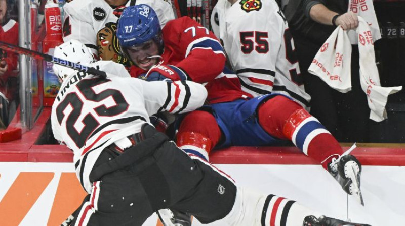 Kērbijs Daks pret Čikāgas "Blackhawks". Foto: AP/Scanpix