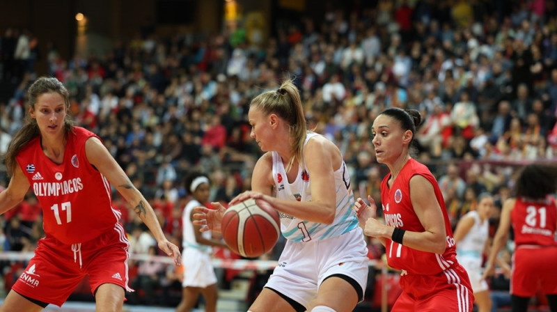 Kristīne Vītola un Klaudija Kvika. Foto: EuroCup Women