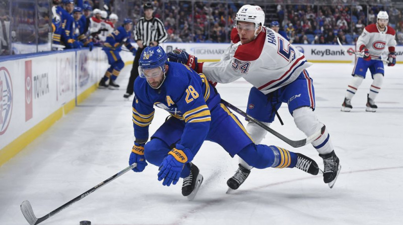 Zemgus Girgensons un Džordans Heriss. Foto: AP/Scanpix