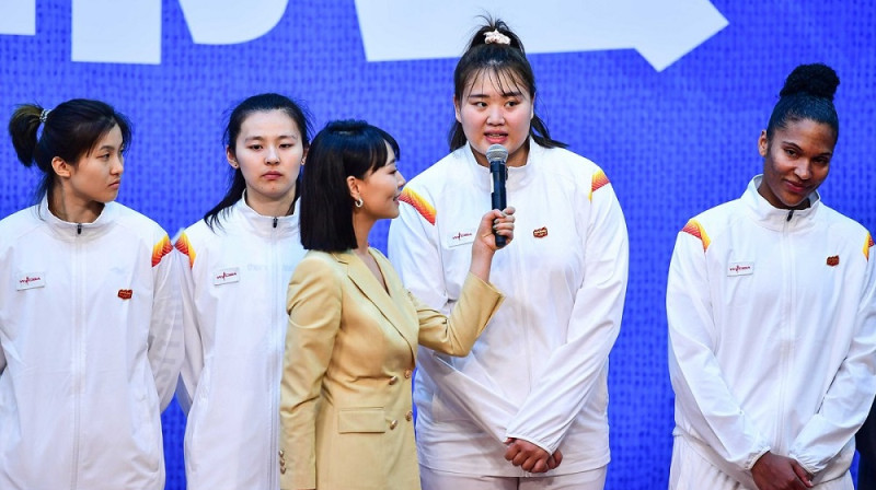 Liu Jutonga un Alisa Tomasa "Shanxi Flame" prezentācijā. Foto: WCBA