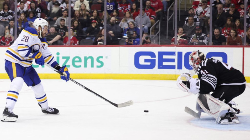 Zemgus Girgensons pret Viteku Vanačeku. Foto. USA Sports Today. Scanpix