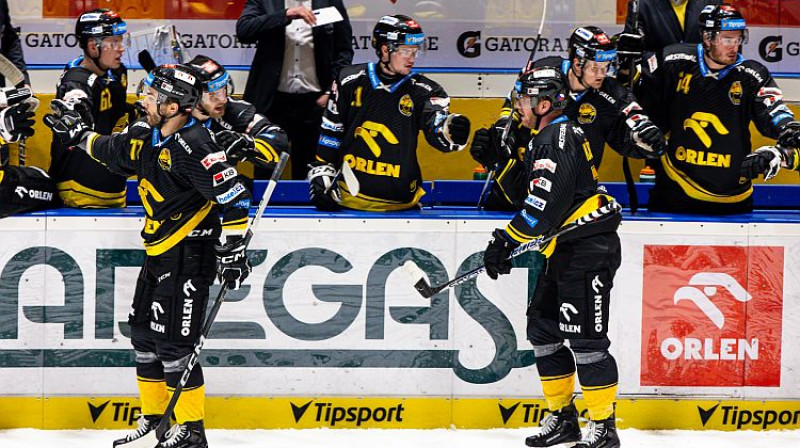 Jānis Jaks (#72) tiek sveikts ar vārtu guvumu. Foto: Hineks Haruda/hcverva.cz