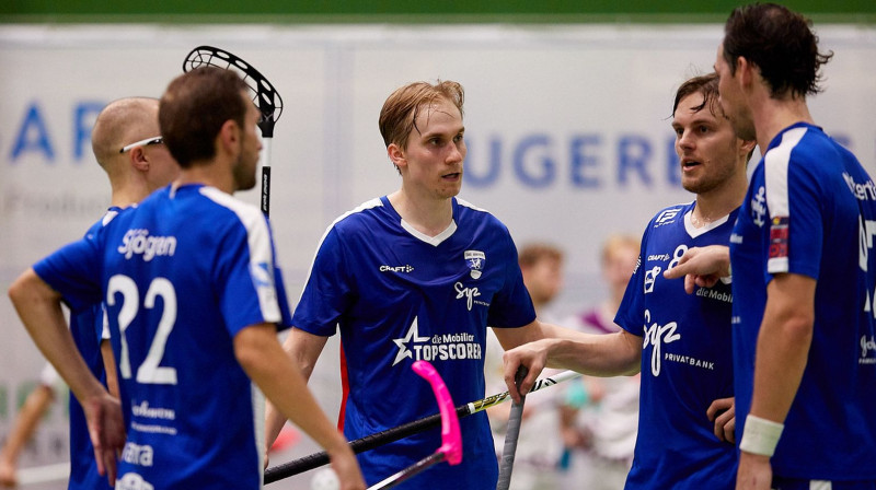 "Zug United" ar čempionāta rezultatīvāko spēlētāju Sami Johansonu centrā, foto: Zug United