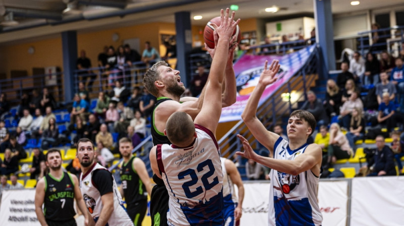 Jānis Pozņaks zem jelgavnieku groziem sakrāja 21+14. Foto: Raimonds Subatovičs