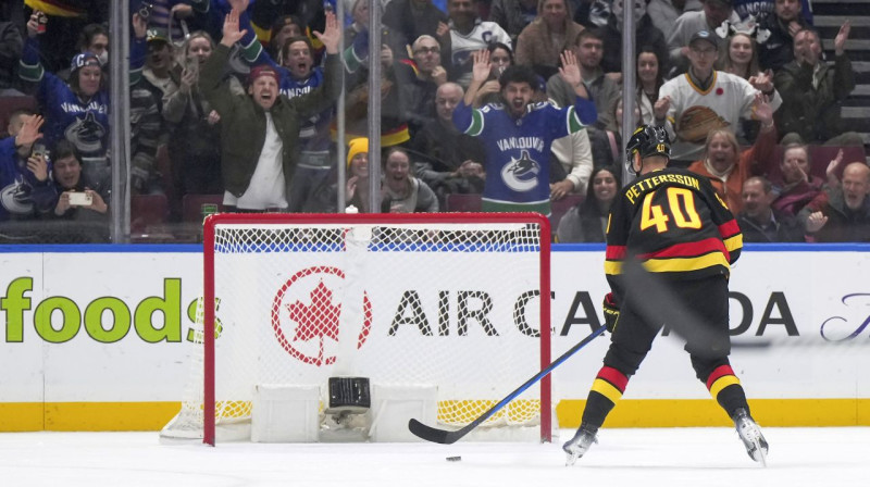 Mirklis pirms Eliasa Petešona NHL karjeras otrā "hat-trick". Foto: Darryl Dyck/AP/Scanpix