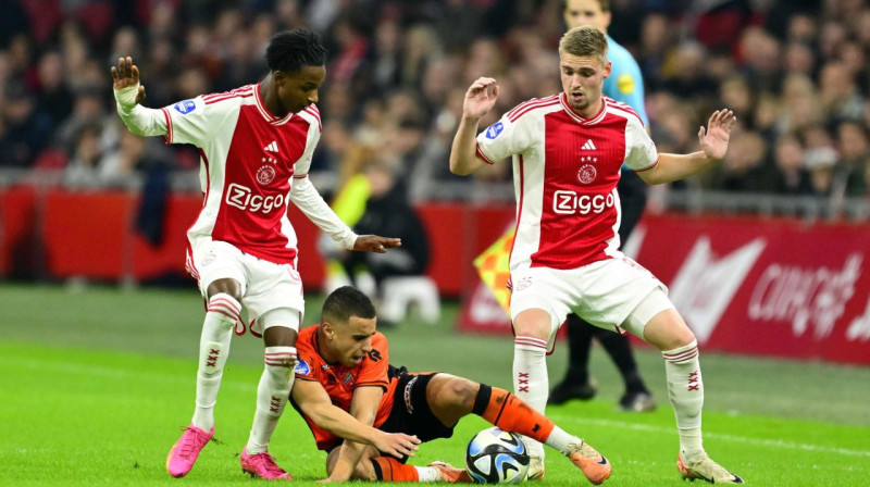 Amsterdamas "Ajax" un "Voluntari" futbolisti cīņā par bumbu. Foto: Olaf Kraak/EPA/Scanpix