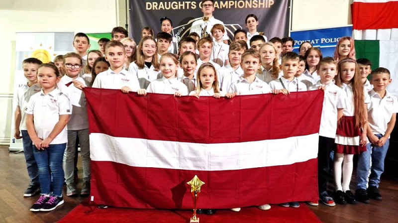 Latvijas komandas dambretisti. Foto: Latvijas Dambretes federācija.