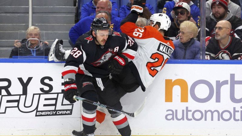 Zemgus Girgensons cīņā pret Filadelfijas "Flyers" aizsargu Šonu Vokeru. Foto: Jeffrey T. Barnes/AP/Scanpix