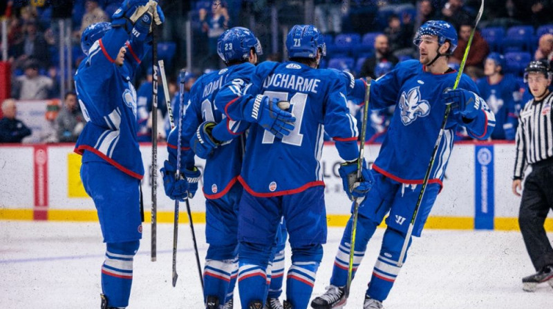 Markuss Komuls ar komandas biedriem. Foto: Lions de Trois-Rivières