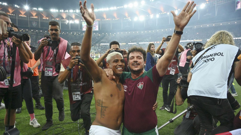 Uzvaras vārtu autors Džons Kenedijs un Riodežaneiro "Fluminense" galvenais treneris Fernando Diniss pēc triumfa "Libertadores" kausa izcīņā. Foto: Alexandre Brum/AP/Scanpix