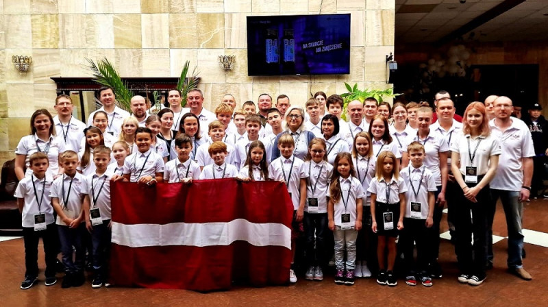 Latvijas delegācija pasaules jauniešu čempionātā dambretē. Foto: Latvijas Dambretes federācija.