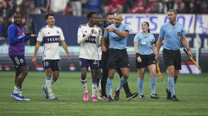 Vankūveras "Whitecaps" un tiesnešu brigāde. Foto: AP/Scanpix