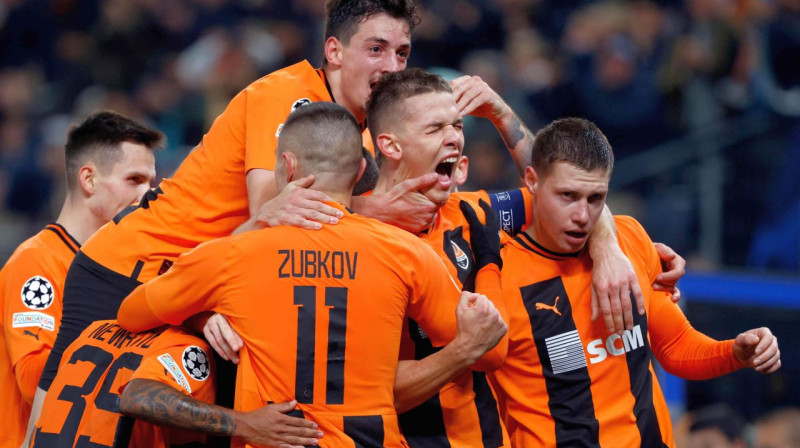 Doneckas "Shakhtar" vārtu guvējs Danilo Sikans ar komandas biedriem. Foto: Axel Heimken/AFP/Scanpix