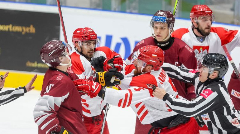 Latvijas U20 izlase pret Polijas pieaugušo valstsvienību. Foto: Polski Hokej