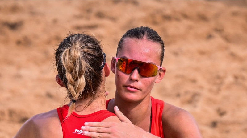 Deniela Konstantinova un Līva Ēbere. Foto: volleyballworld.com