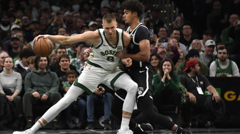 Kristaps Porziņģis un Kamerons Džonsons. Foto: USA Sports Today/Scanpix