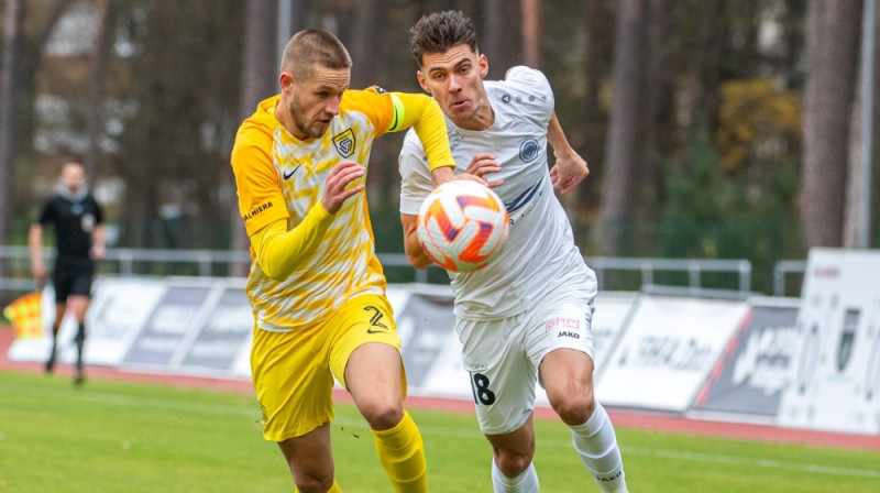 Daniels Balodis cīņā ar Marko Regžu. Foto: Zigismuns Zālmanis/Riga FC