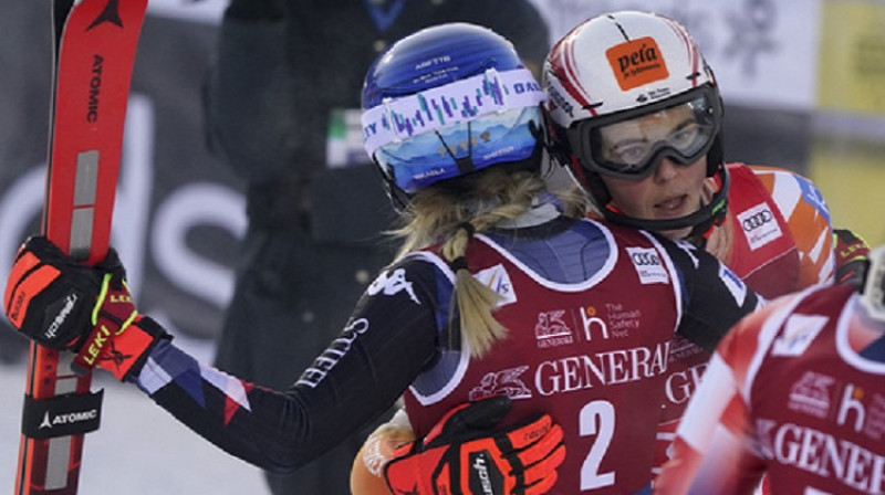 Petra Vlhova sveic Mikaēlu Šifrinu. Foto: AP Photo/Giovanni Auletta.