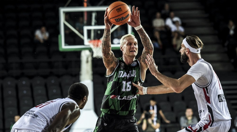 Jānis Timma ar bumbu. Foto: FIBA