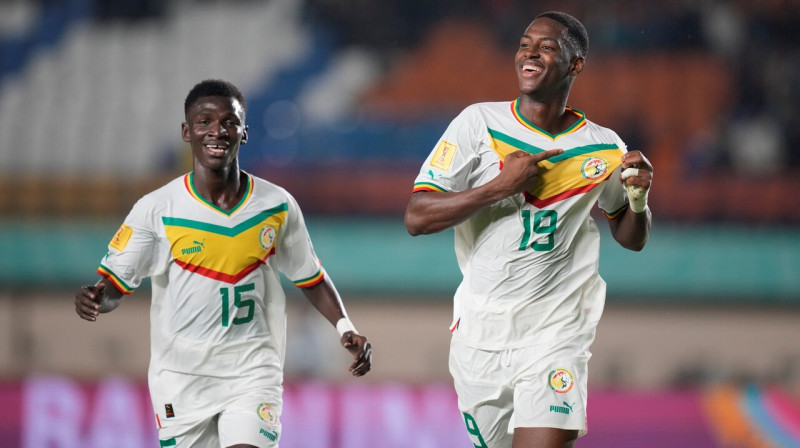 Senegālas U17 valstsvienības futbolisti Idrisa Gejs (Nr. 19) un Mamadū Gnings (Nr. 15). Foto: Achmad Ibrahim/AP/Scanpix