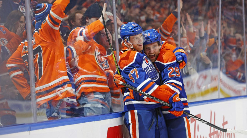 Edmontonas "Oilers" uzbrukuma līderi Konors Makdeivids un Leons Draizaits. Foto: Perry Nelson/USA Today Sports/Scanpix