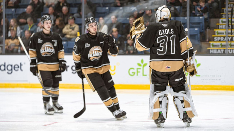 Aksels Ozols ar komandas biedriem. Foto: Charlottetown Islanders