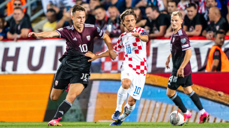 Jānis Ikaunieks un Luka Modričs. Foto: Sanita Ieva Sparāne/LFF