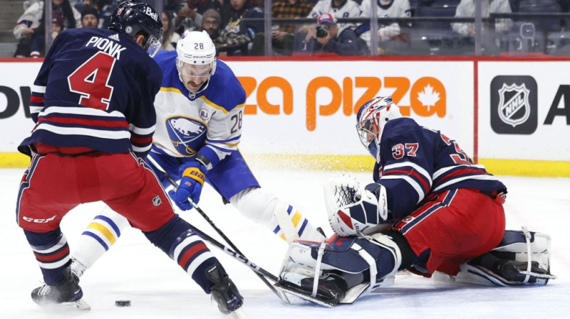 Zemgus Girgensons cīņā pie Vinipegas vārtiem. Foto: USA Sports Today/ Scanpix