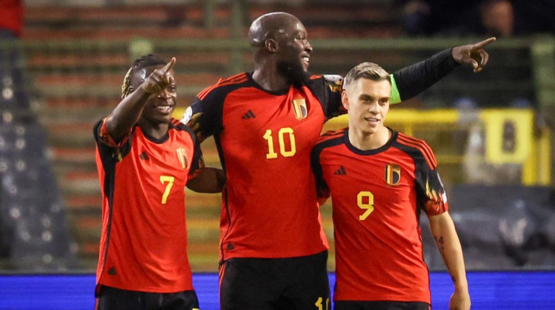 Beļģijas valstsvienības futbolisti Žeremī Doku (Nr. 7), Romelu Lukaku (Nr. 10) un Leandro Trosārs (Nr. 9). Foto: Virginie Lefour/Zumapress.com/Scanpix