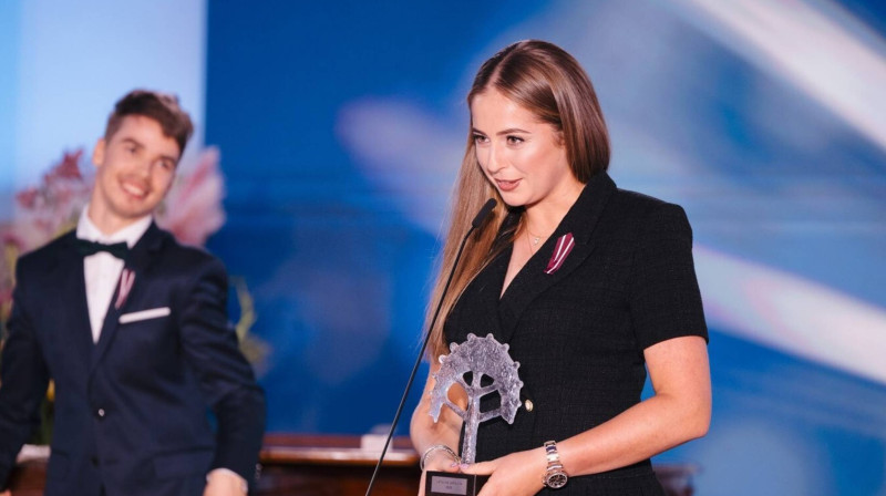 Aļona Ostapenko pasniedz balvu. Foto: Kristaps Liepa, tv3.lv