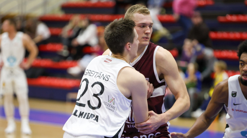 Francis Lācis cīņā par pozīciju. Foto: Andris Grīnbergs