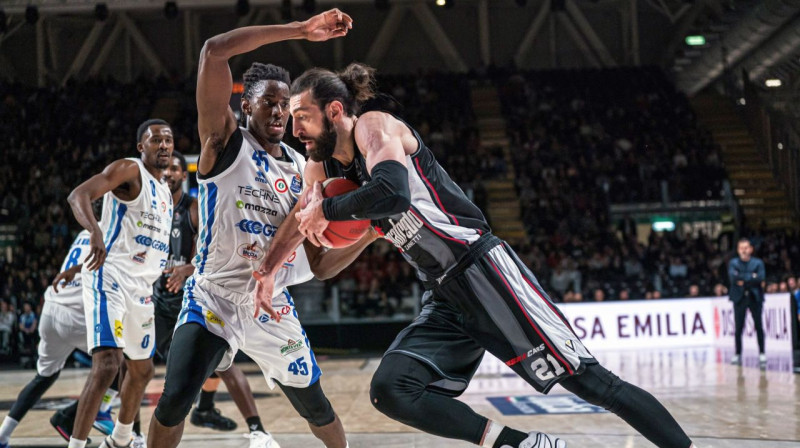 Tornike Šengelija ar bumbu. Foto: Virtus Segafredo Bologna